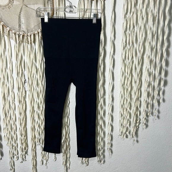 Belly Bandit Mother Trucker Black Cropped Leggings Size Small - Picture 2 of 14